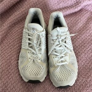 Women's size 8 On clouds